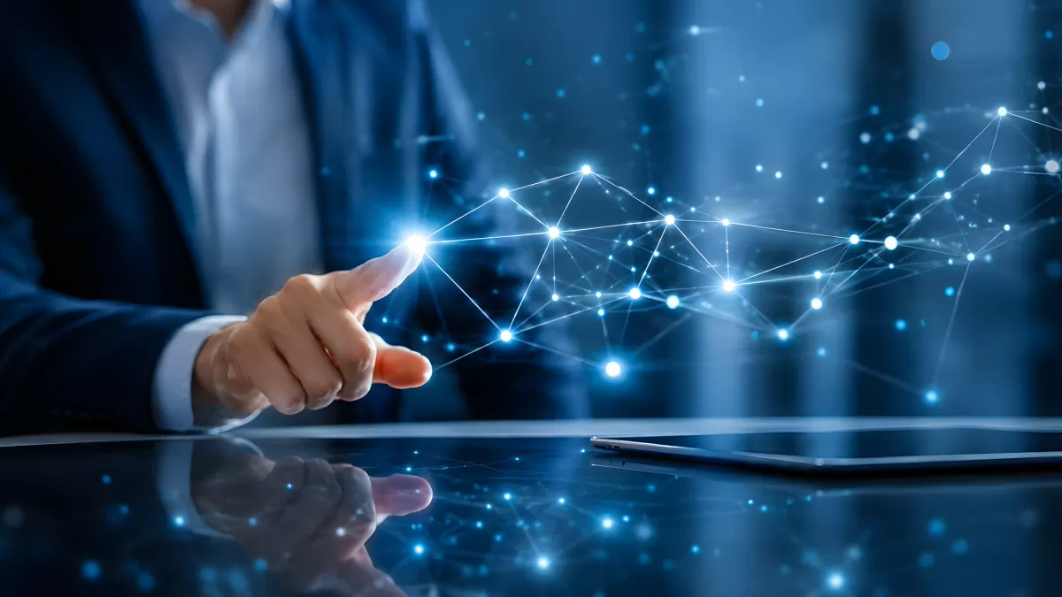 Geschäftsmann berührt digitales Netzwerk aus Lichtpunkten