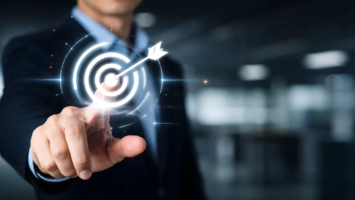 Geschäftsmann berührt digitales Zielscheiben-Symbol