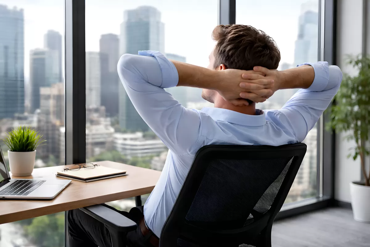 Geschäftsmann blickt nachdenklich aus dem Fenster