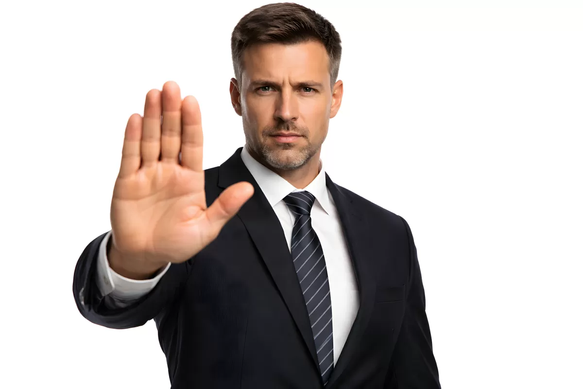 Geschäftsmann im Anzug zeigt Stopp-Geste mit Hand