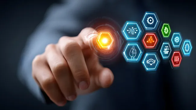 Geschäftsmann interagiert mit futuristischen digitalen Hologrammen