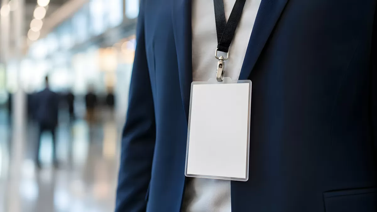 Geschäftsmann mit leerem Ausweisschild am Lanyard
