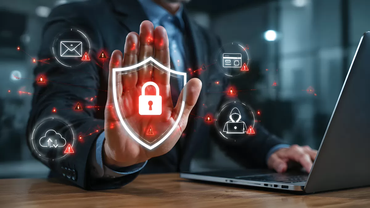 Geschäftsmann schützt digitale Daten vor Cyberangriffen