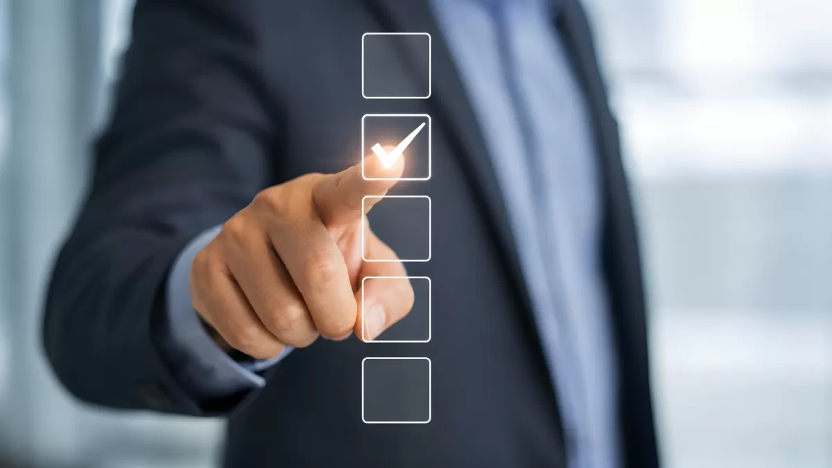 Geschäftsmann tippt auf digitale Checkliste mit Haken