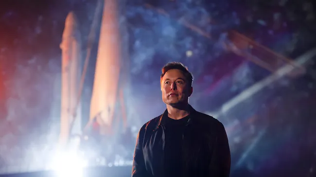 Geschäftsmann vor Raumfahrtrakete im Weltraum