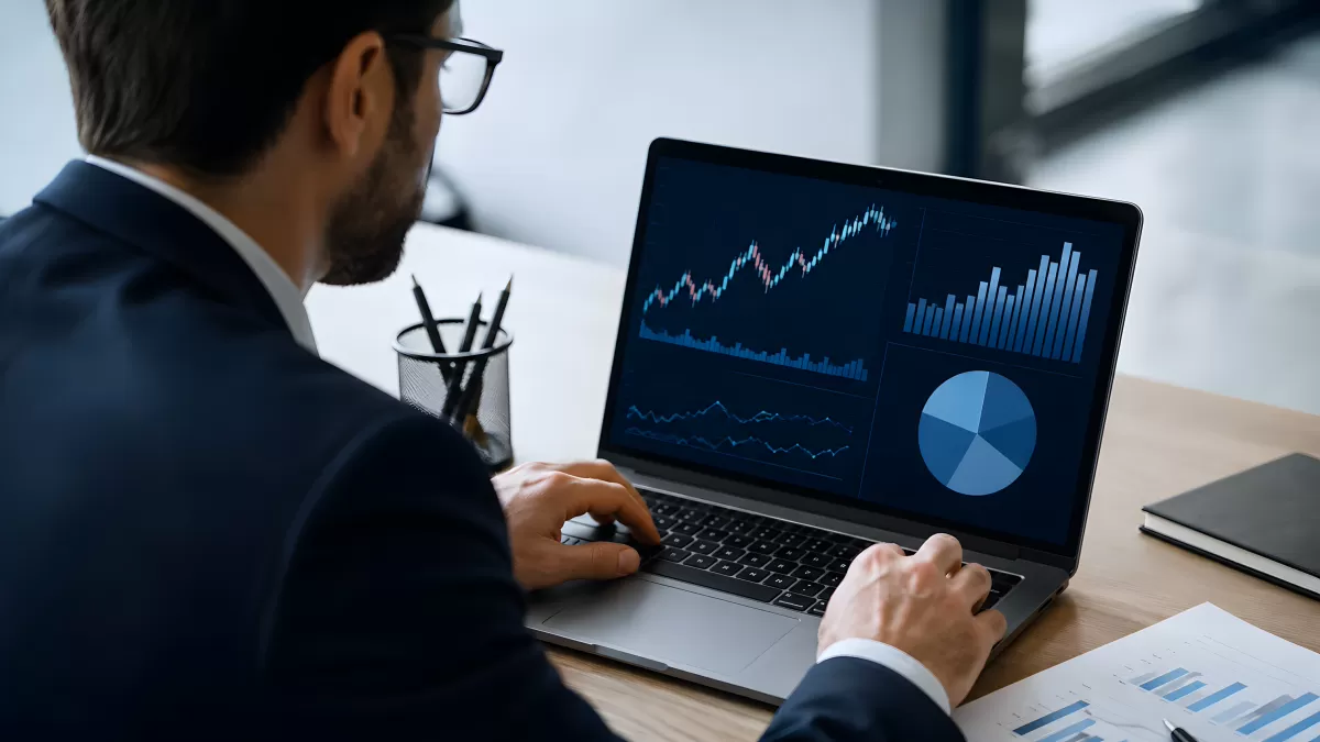 Geschäftsmann wertet Finanzdaten am Laptop aus