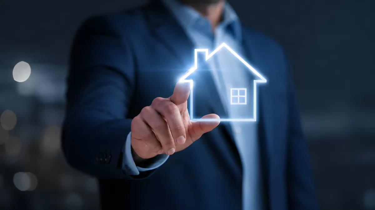 Geschäftsmann zeigt leuchtendes Haus-Symbol digital