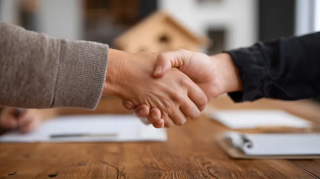 Geschäftspartner begrüßen sich mit Handschlag