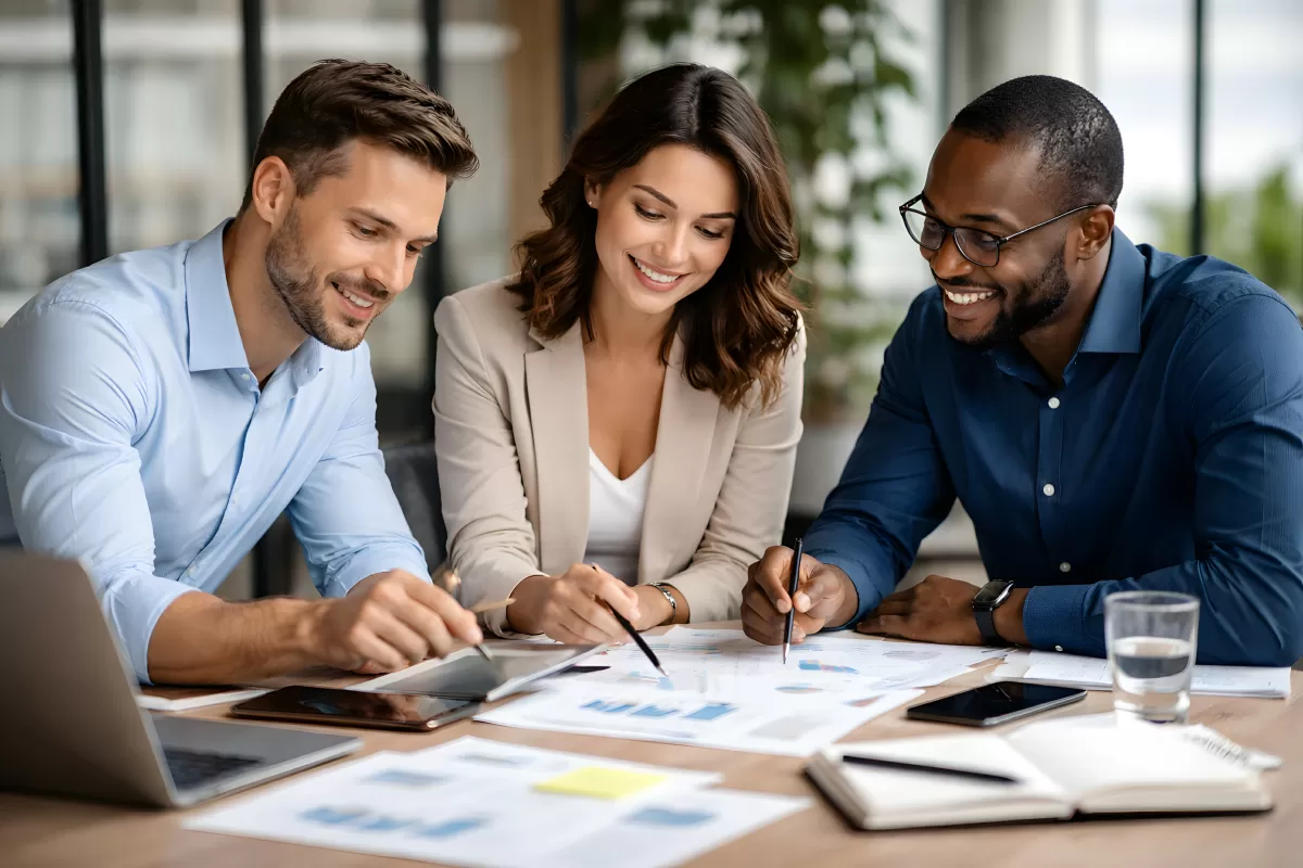 Geschäftsteam diskutiert Strategien und Finanzen