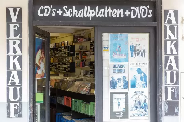 Geschäft mit alten CDs, DVDs und Schallplatten in Wien