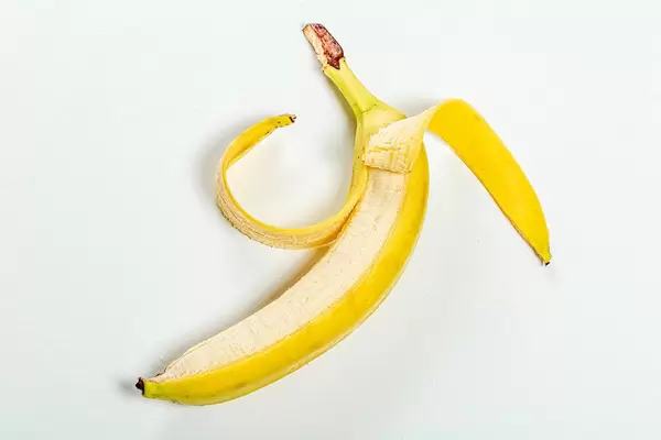 Geschälte, reife Banane auf weißem Hintergrund