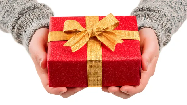 Geschenkbox in Rot mit Goldschleife