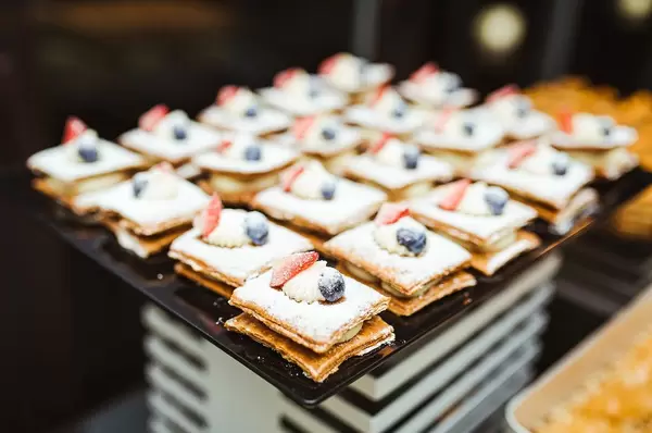 Geschichtete Sahne Kuchen und Beeren in kleinen Portionen