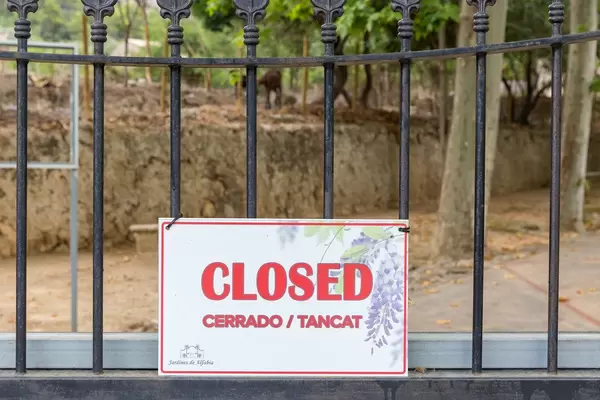 Geschlossen / Cerrado Schild bei den Jardines de Alfabia auf Mallorca. Eingeschränkte Öffnungszeiten