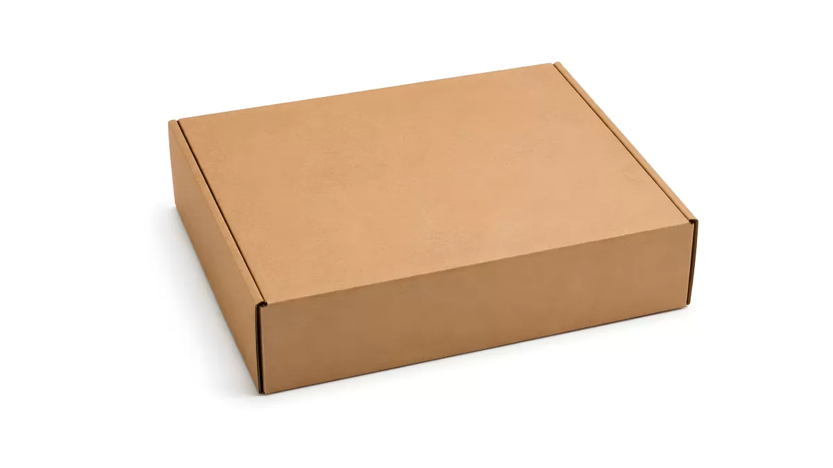 Geschlossener Versandkarton aus brauner Wellpappe