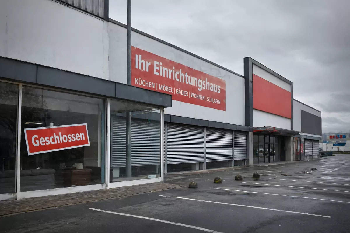Geschlossenes Einrichtungshaus mit leerem Parkplatz