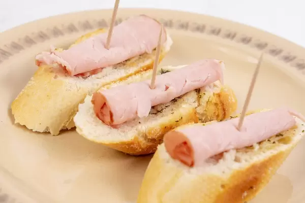 Geschnittene Baguettes mit Schinken