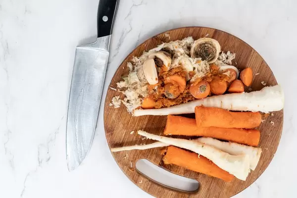 Geschnittene Möhren und Pastinaken, bereit zum Kochen von Suppe