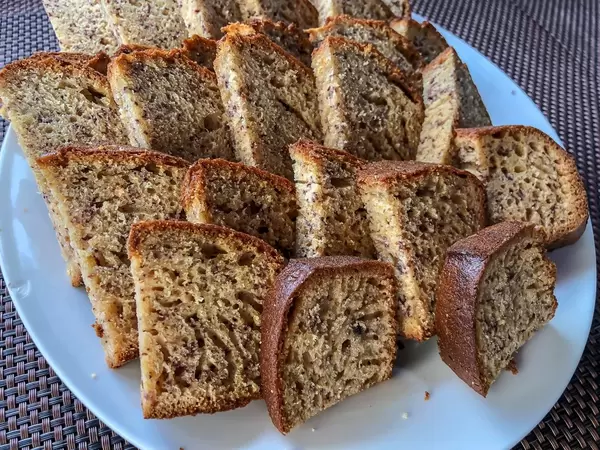 Geschnittener Bananenkuchen auf einem weißen Teller