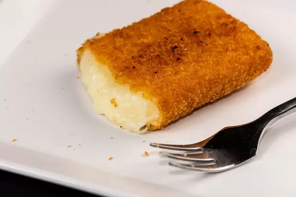 Geschnittener Fried Cheese auf der weißen Platte