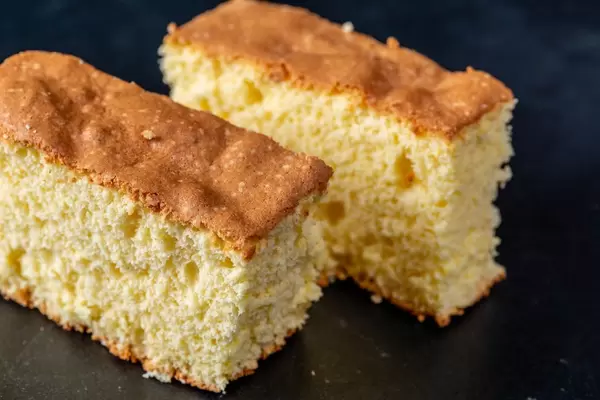 Geschnittener gelber selbst gemachter Keks auf dunklem Hintergrund