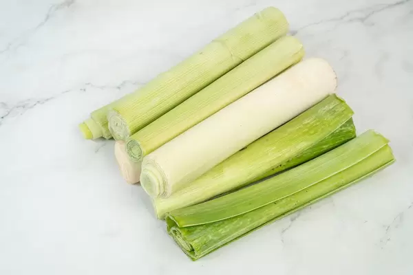 Geschnittener Lauch auf einem Marmortisch