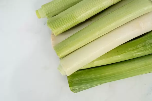 Geschnittener Lauch aus der Sicht von oben, auf einem Marmortisch