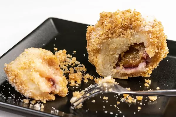 Geschnittener Plum Dumpling auf der Platte