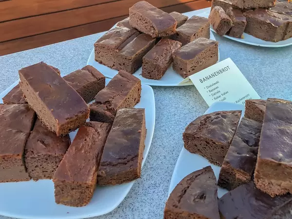 Geschnittenes Bananenbrot mit Dinkelmehl, Datteln, Bananen, rohem Kakao und Kokosöl, als gesunder Kuchenersatz und Alternative zu süßem Gebäck