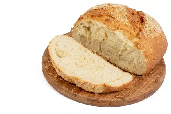 Geschnittenes frisches Maisbrot auf dem Holzbrett auf weißem Hintergrund