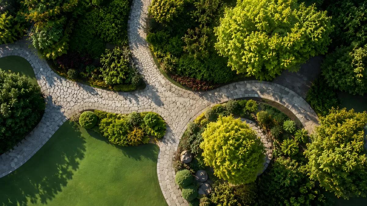 Geschwungene Steinwege im gepflegten Parkgarten