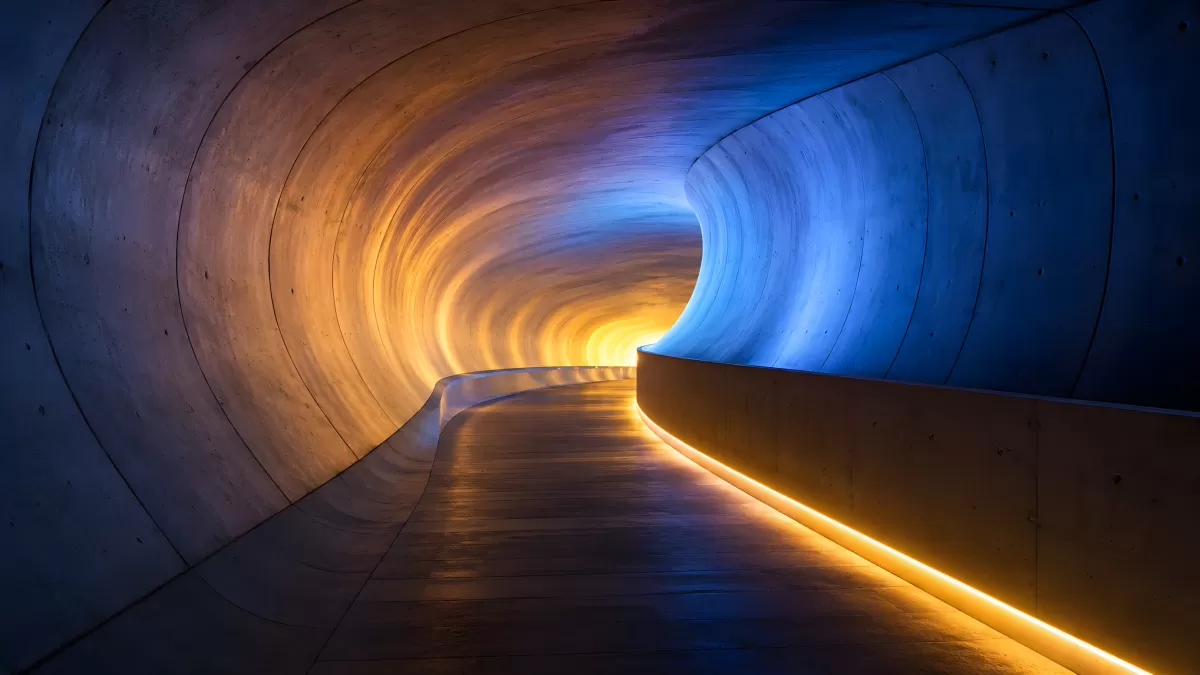 Geschwungener Betongang mit warmem und blauem Licht