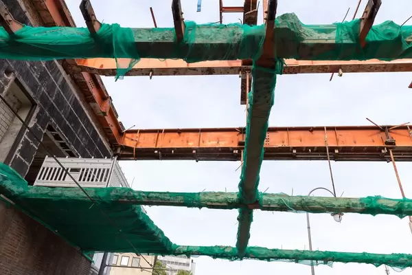 Gesicherte Stahlträger mit Betonresten am Rudolfplatz in Köln