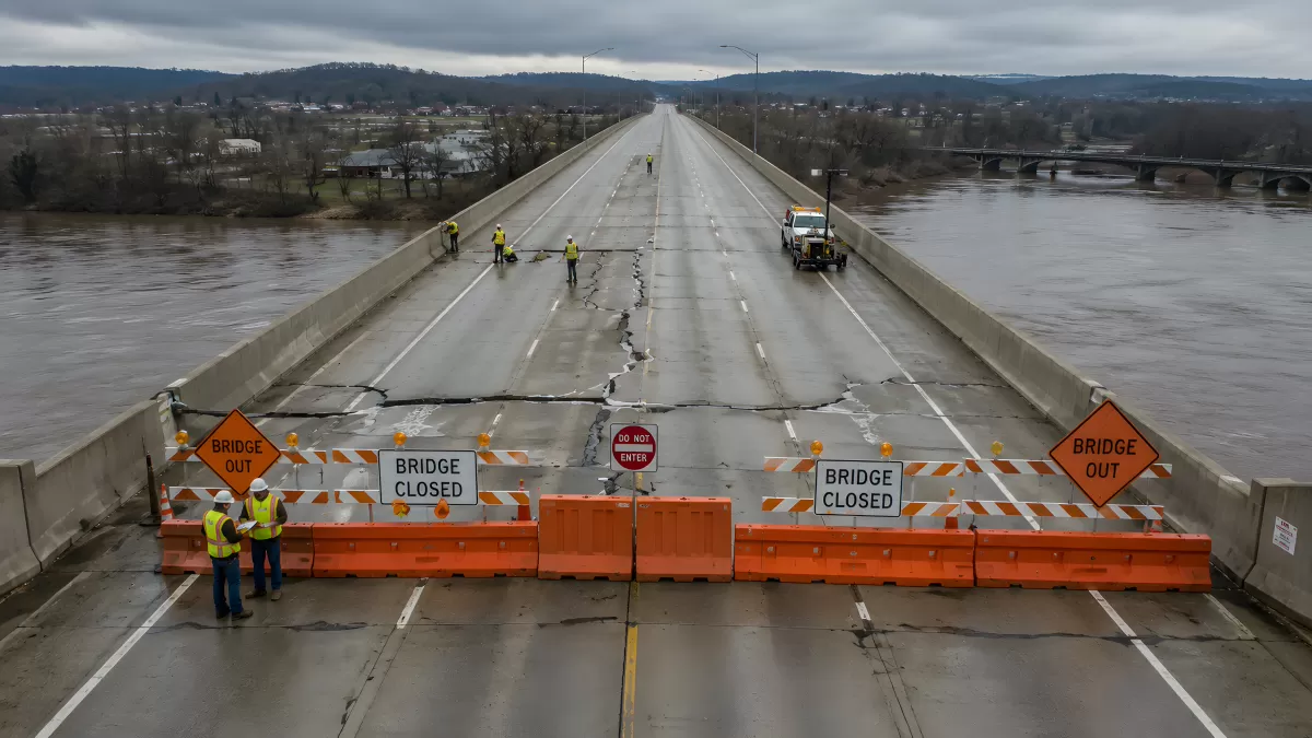 Gesperrte Brücke mit Rissen über Hochwasser-Fluss