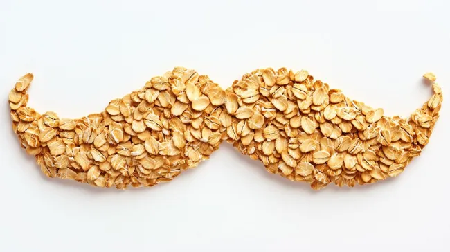 Gestalterisches Muster aus goldenen Haferflocken