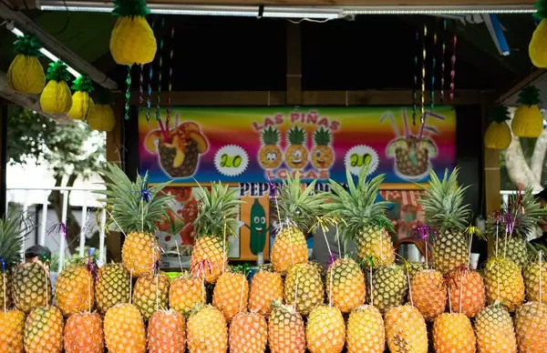 Gestapelte Ananas-Früchte an einer Bar