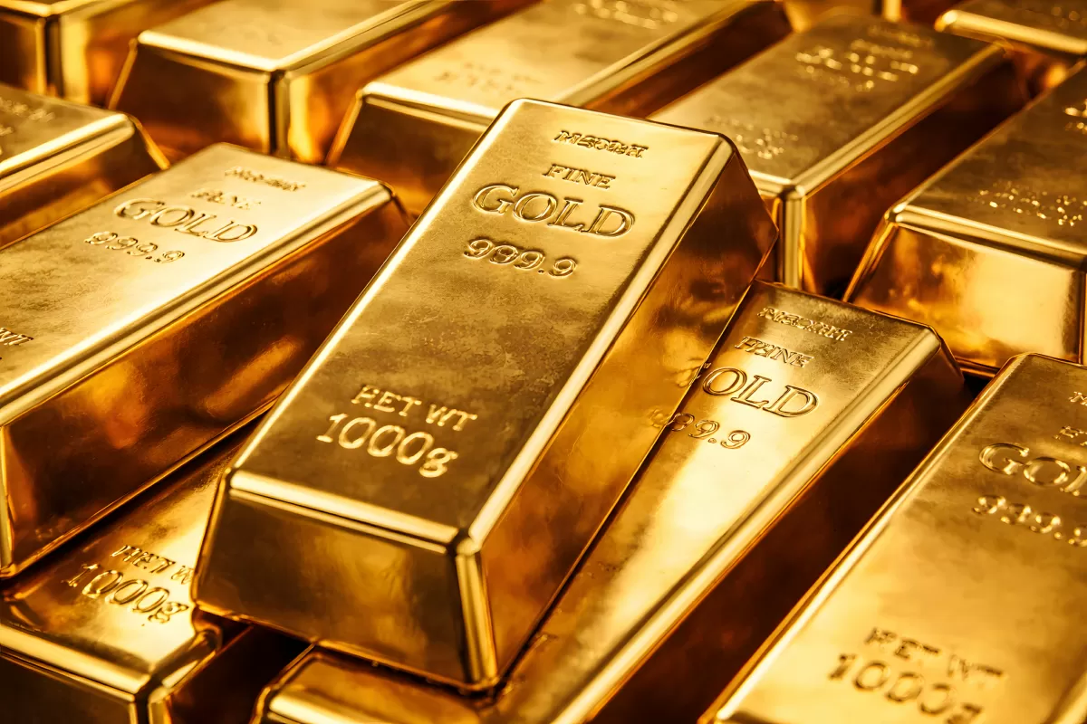 Gestapelte Goldbarren mit 999,9 Feingehalt in Nahaufnahme