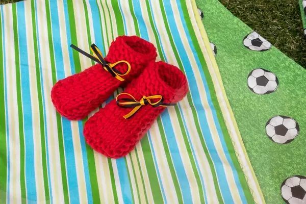 Gestrickte Kindersocken in Schwarz-Rot-Gold