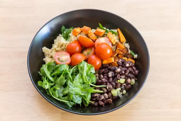 Gesund und lecker: Süßkartoffeln, Cherry-Tomaten, Rukola und rote Bohnen