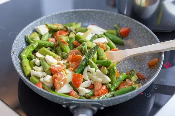 Gesund und leicht zuzubereiten: grüner Spargel, Tomate und Mozzarella