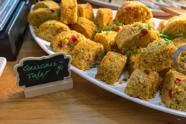 Gesunde Couscous-Taler mit Gemüse und Kräutern, als Beilage