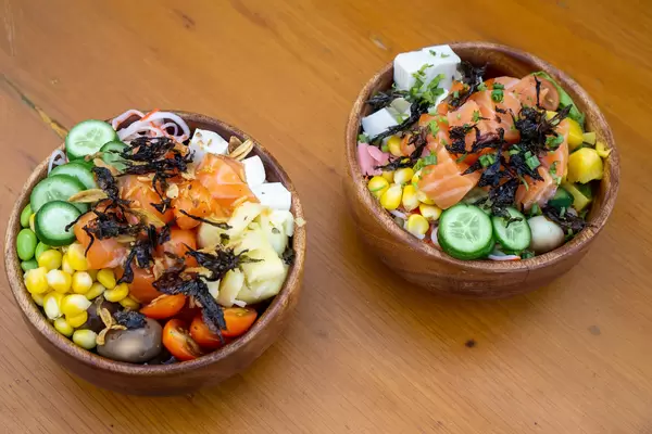 Gesunde Hawaiianische Poke Bowls mit verschiedenem Gemüse, Lachs, Tofu und Getrocknetem Seetang Draufsicht