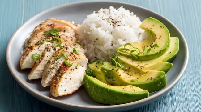 Gesunde Hühnchen-Avocado-Bowl mit Reis