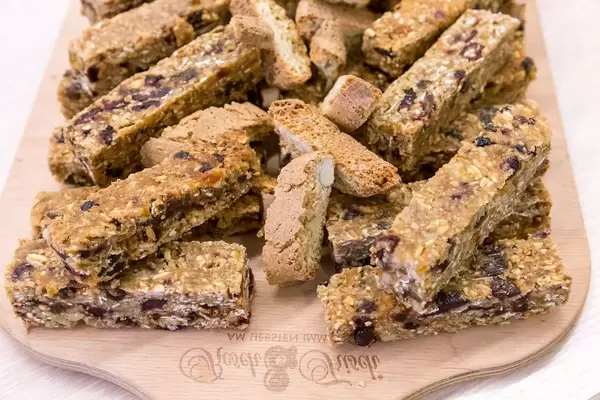 Gesunde Müsliriegel in Streifen geschnitten und Nuss-Gebäck als Snack und zum Nachtisch beim Barcamp OMWest19 von AXA in Köln