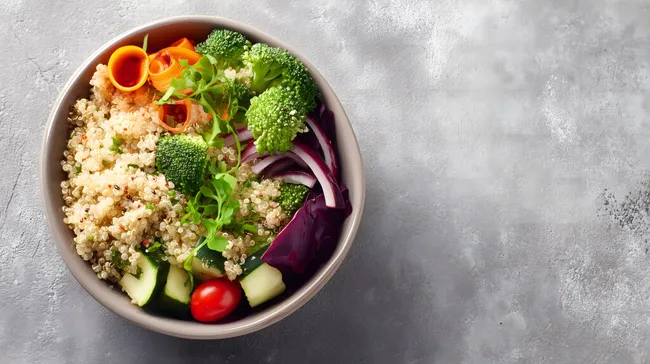 Gesunde Quinoa-Schüssel mit Gemüse und Kräutern