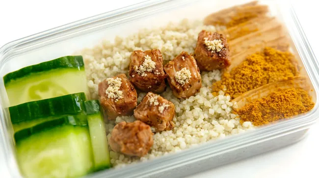 Gesunde und abwechslungsreiche Mahlzeit mit Bulgur, Hähnchen und Gewürzen