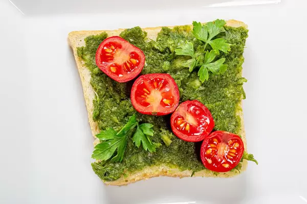 Gesunde vegetarische Ernährung: Sandwich mit grünen Kräutern und Tomaten Top-view