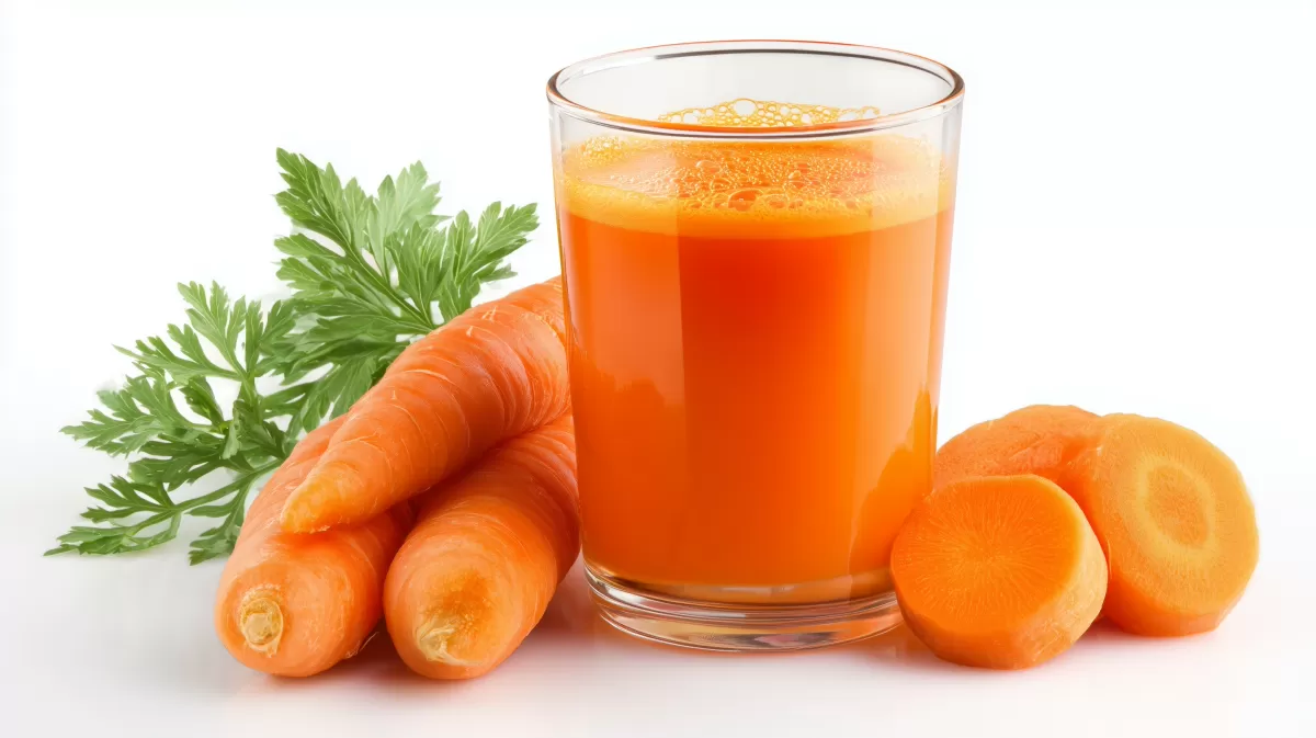 Gesunder Karottensaft in einem Glas