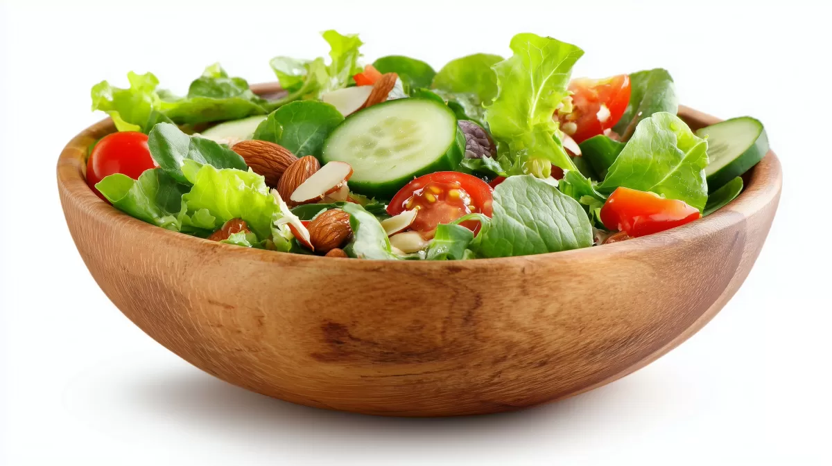 Gesunder Salat in hölziger Schüssel