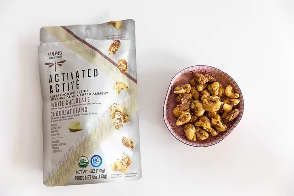Gesunder Snack mit rohen Cashewnüsse und Mandeln mit weißer Schokolade von Activated Activé - Living Intentions